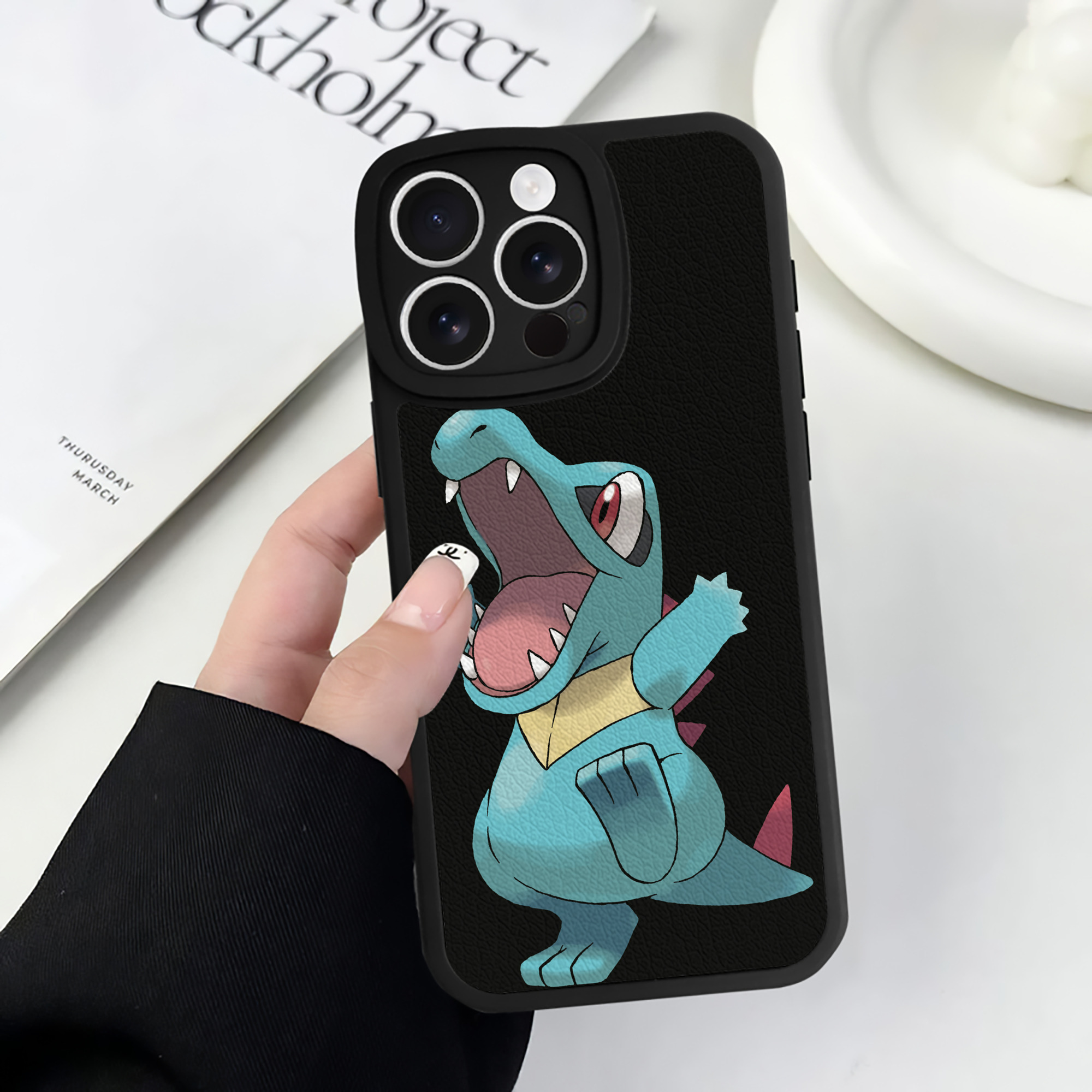 （画像用） ポケットモンスター Pokémon 【iPhone 16シリーズ対応】シリコンスマホケース（レザー調） 材質：シリコン